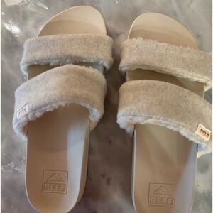 REEF sandals size 6 Cream color, fleece straps